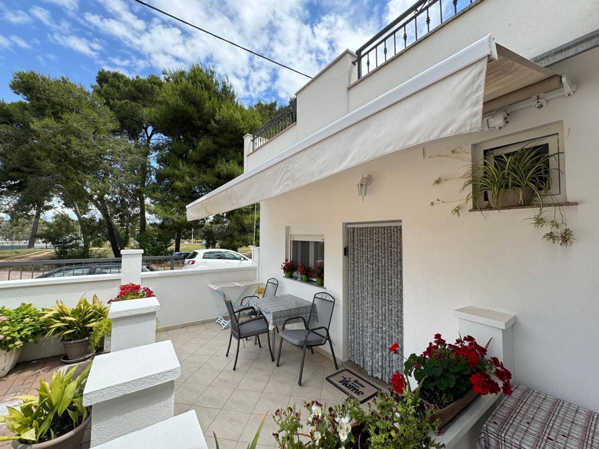 Studio Apartments With Terrace Near Sea - Angela'S Apartments Zadar Luaran gambar